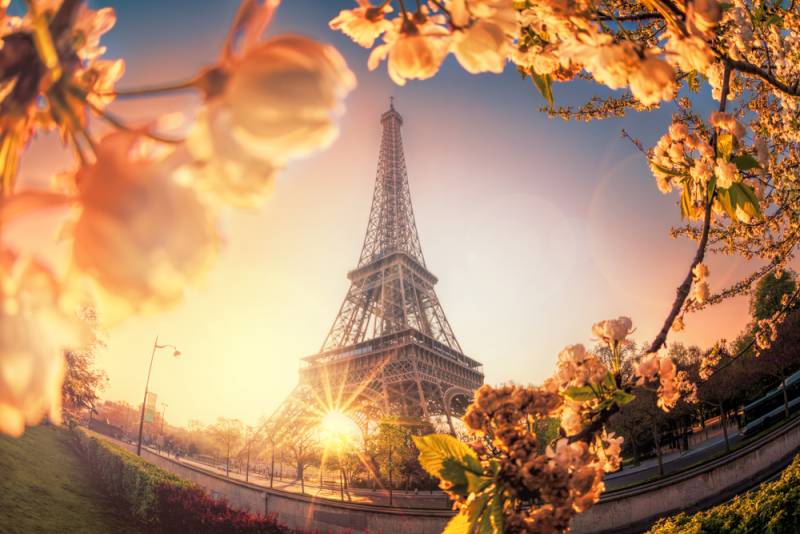 Luxury France Tours Explore Paris, Versailles, Giverny, the Loire Châteaux, the beaches of Normandy with Avantgarde Chauffeured Services